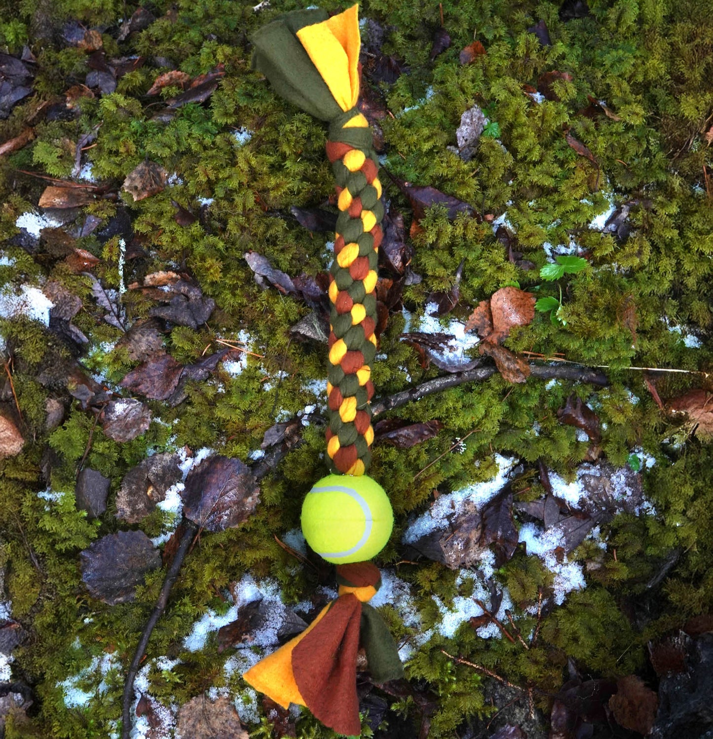 Knytleksak med tennisboll